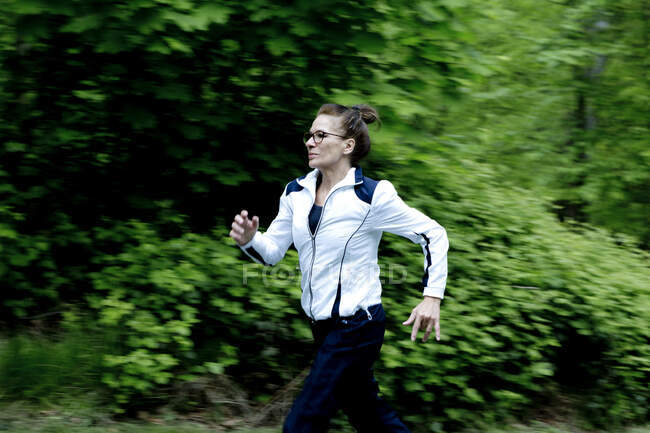 Жінка зріла бігунка в лісі — стокове фото