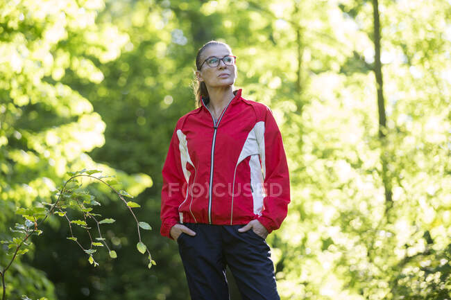 Femme mature joggeuse dans la forêt — Photo de stock