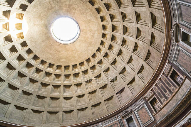 Italia, Roma, vista a soffitto a cassettoni del Pantheon, vista parziale — Foto stock