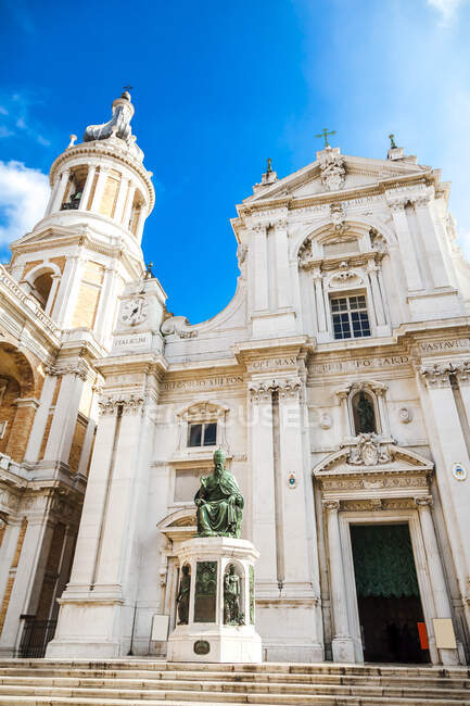 Italia, Marche, Loreto, veduta ad angolo basso della Basilica della Santa Casa, facciata — Foto stock