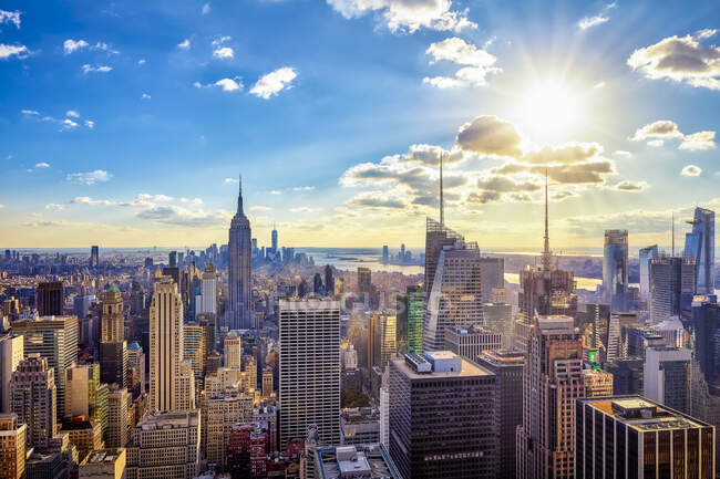 USA, New York City, Skyscrapers in Manhattan against the sun — Stock Photo