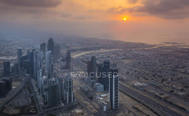 Émirats arabes unis, Dubaï, paysage urbain avec Sheikh Zayed Road au crépuscule — Photo de stock