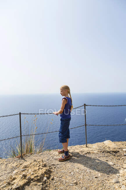 Italia, Liguria, Portofino, chica en la costa mirando a la vista - foto de stock