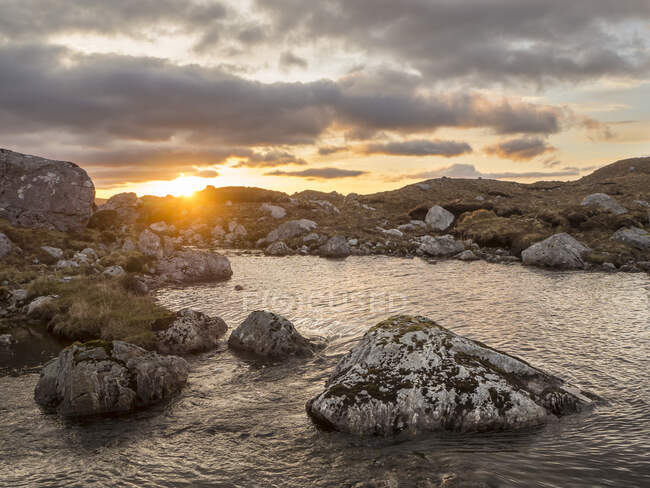Велика Британія, Шотландія, Північно-Західне нагір'я, Бен-Мор-Ассинт, гірський ландшафт на світанку — стокове фото