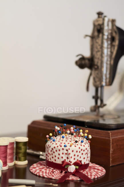 Old vintage sewing machine with pin chusion in shape of a hat — Stock Photo