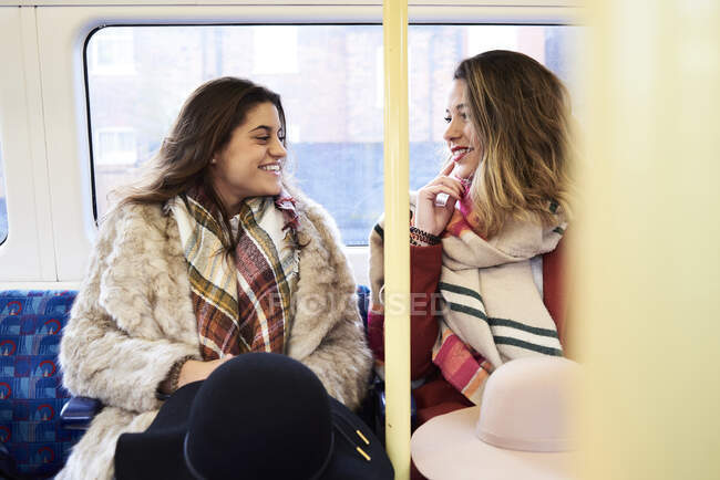 Regno Unito, Londra, due donne felici in metropolitana — Foto stock