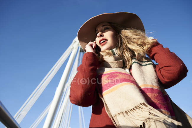 Royaume-Uni, Londres, jeune femme élégante parlant sur un téléphone portable sur Millennium Bridge — Photo de stock