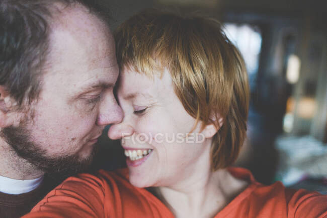Selfie de um feliz casal afetuoso — Fotografia de Stock