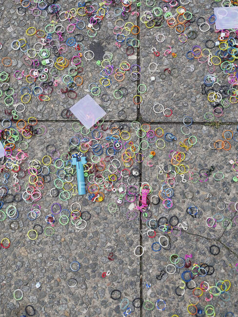 Anillos de goma de colores en el pavimento - foto de stock