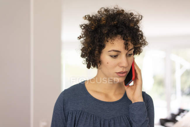 Giovane donna che parla al telefono, Portarit — Foto stock