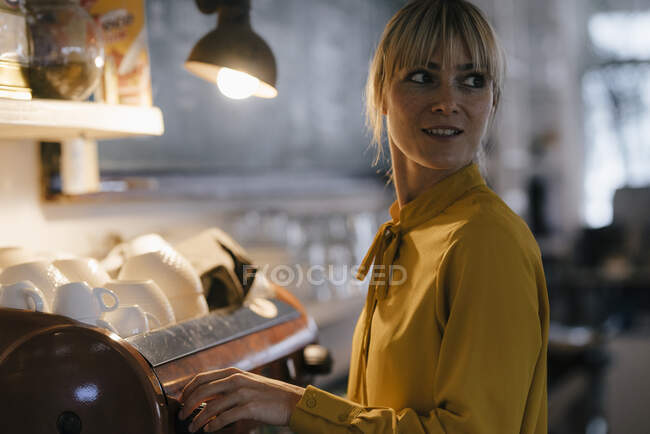 Frau arbeitet im Café, Porträt — Stockfoto