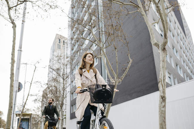 Pareja de bicicletas eléctricas en la ciudad - foto de stock