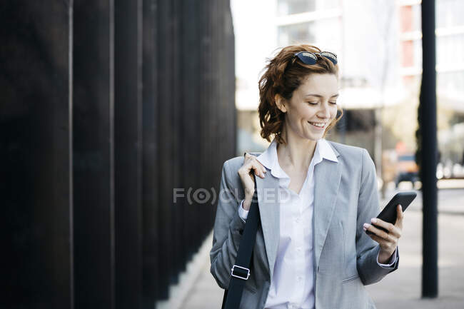 Geschäftsfrau mit Smartphone, Pendeln in der Stadt — Stockfoto