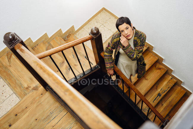 Portrait de jeune femme à la mode sur escalier — Photo de stock