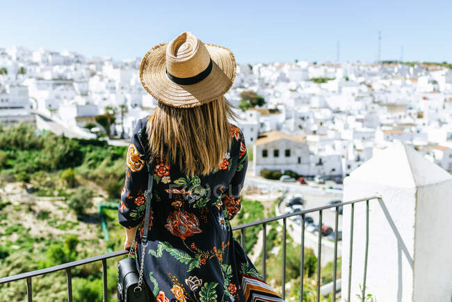 Espanha, Cádiz, Vejer de la Frontera, vista para trás da mulher na moda no terraço do telhado olhando para a vista — Fotografia de Stock