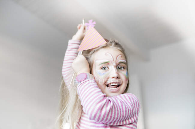 Retrato de uma menina sorridente feita como borboleta — Fotografia de Stock