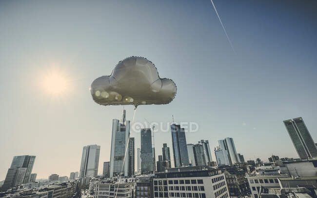 Alemanha, Frankfurt, balão nuvem na frente do distrito financeiro — Fotografia de Stock