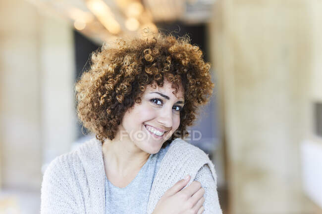 Portrait de femme souriante aux cheveux bouclés — Photo de stock