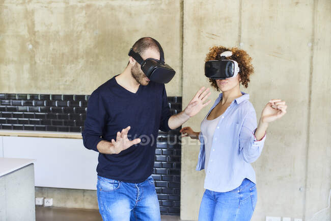 Homme et femme portant des lunettes VR en mouvement — Photo de stock