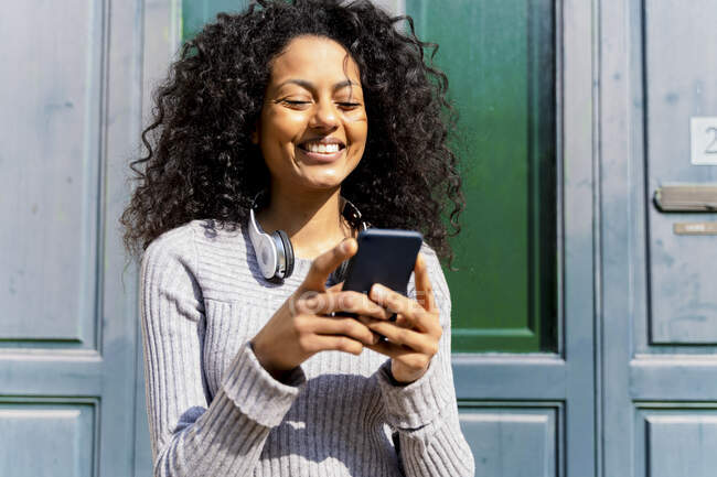 Laughing woman holding smartphone — Stock Photo
