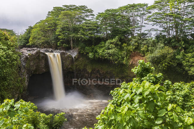 Estados Unidos, Hawaii, Big Island, Hilo, Rainbow Falls - foto de stock