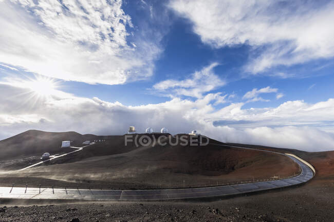 USA, Hawaii, Vulkan Mauna Kea, Zufahrtsstraße und Teleskope der Mauna Kea Observatorien — Stockfoto