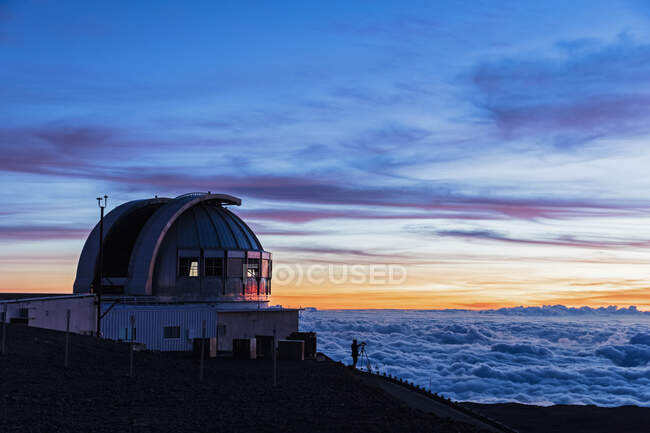 USA, Hawaï, Volcan Mauna Kea, télescopes aux observatoires Mauna Kea au coucher du soleil — Photo de stock