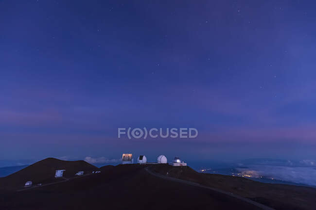 USA, Hawaii, Mauna Kea volcano, telescopes at Mauna Kea Observatories at blue hour — Stock Photo