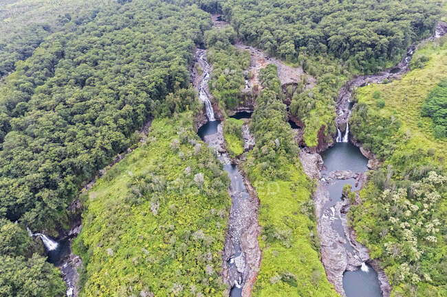 Соединенные Штаты Америки, Hawaii, Big Island, aerial view of Wailuku River, Kauwehu Falls and Hookelekele Stream, Lauiole Falls — стоковое фото