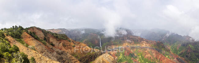 États-Unis, Hawaï, Kauai, Waimea Canyon State Park, vue sur le canyon de Waimea et les chutes de Waipo'o — Photo de stock