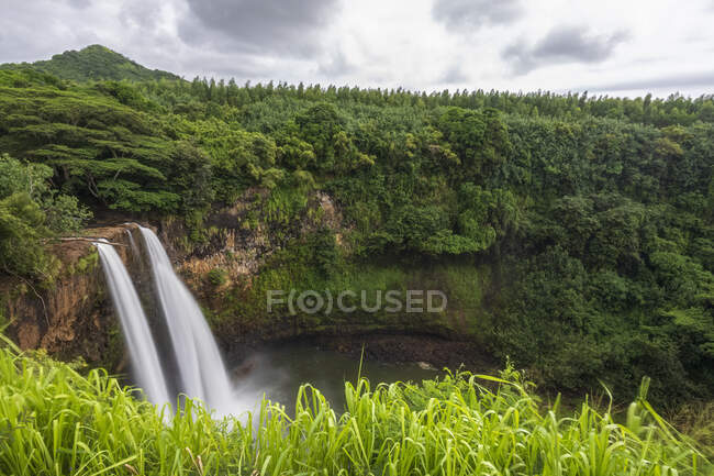 Estados Unidos, Hawai, Kauai, Wailua State Park, Wailua Falls - foto de stock