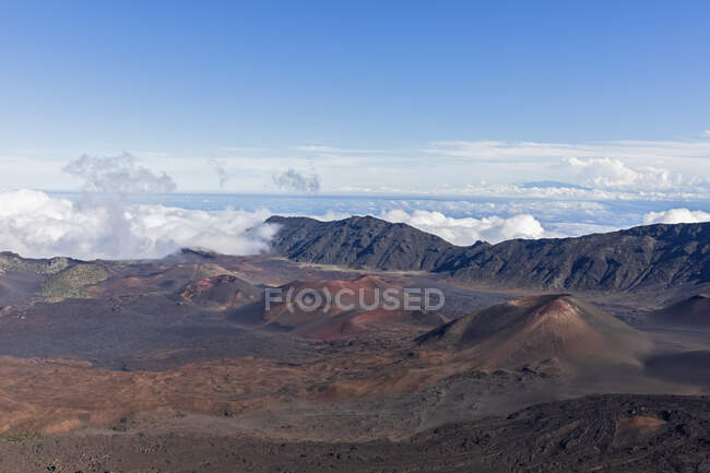 USA, Hawaii, Maui, Haleakala, volcanic landscape with clouds, View into Haleakala crater — Stock Photo