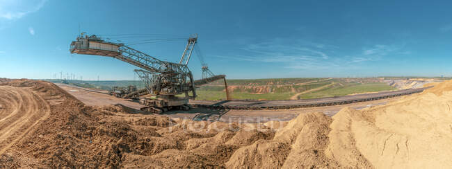 Alemania, Juechen, vista panorámica de la mina de superficie Garzweiler, esparcidor viejo - foto de stock