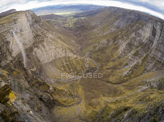 Espagne, Pays Basque, Euskadi, Cascade de Nervion source, Canyon del Nervion, vue grand angle — Photo de stock