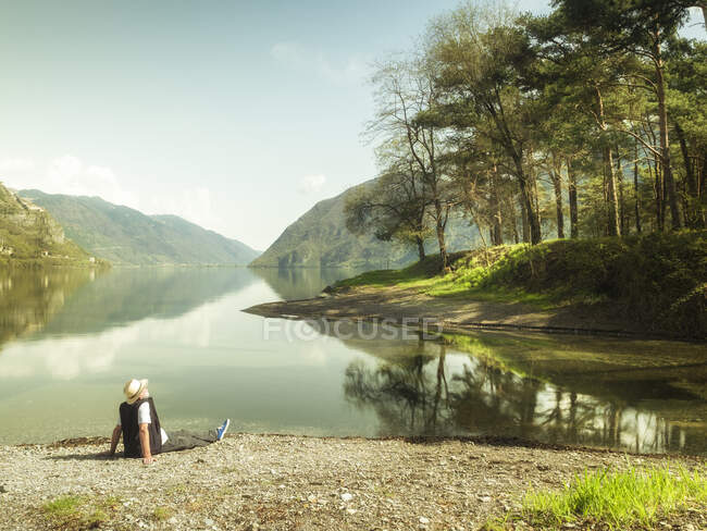 Italia, Lombardia, senior man in pausa al Lago d'Idro — Foto stock