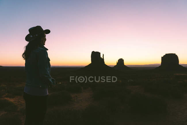 États-Unis, Utah, Monument Valley, femme heureuse regardant le lever du soleil — Photo de stock