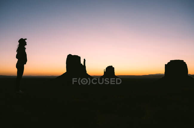 EUA, Utah, Monument Valley, silhueta de mulher com chapéu de cowboy desfrutando do nascer do sol — Fotografia de Stock