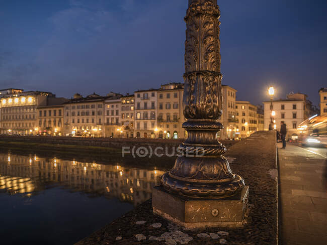 Италия, Тоскана, Флоренция, река Арно, вид с Понте-Карраия ночью — стоковое фото