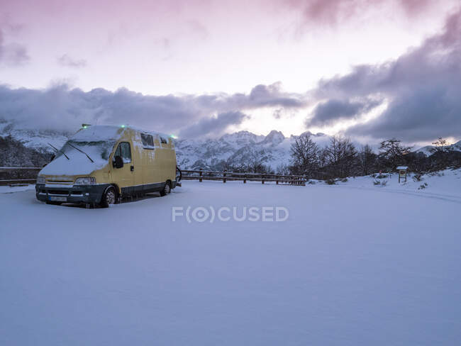 Spagna, Asturia, Picos de Europa, van a Mirador De Piedrashistas in inverno — Foto stock