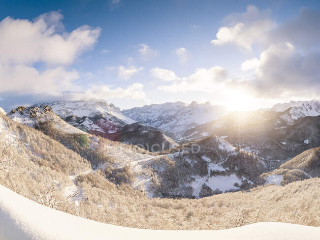 Spagna, Asturia, Picos de Europa, Mirador De Piedrashistas, paesaggio montano in inverno — Foto stock