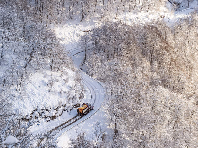 Spagna, Asturia, Picos de Europa, Mirador De Piedrashistas, spazzaneve strada di compensazione in inverno — Foto stock
