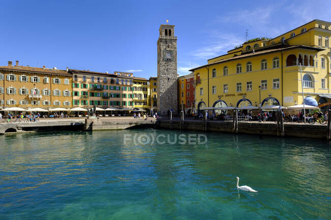 Italie, Trentin, Lac de Garde, Riva del Garda, port avec tour d'horloge Torre Apponale — Photo de stock