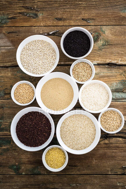 Cereal mix: black rice, red rice, barley, amaranth, quinoa, rice, bulgur, spelt, oats and buckwheat — Stock Photo