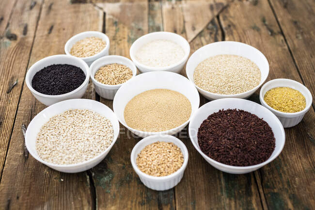 Cereal mix: black rice, red rice, barley, amaranth, quinoa, rice, bulgur, oats and buckwheat — Stock Photo
