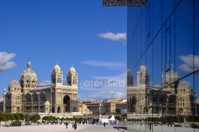 France, Marseille, MuCEM, Museum of European and Mediterranean Civilisations and Marseille caCathedral — стокове фото