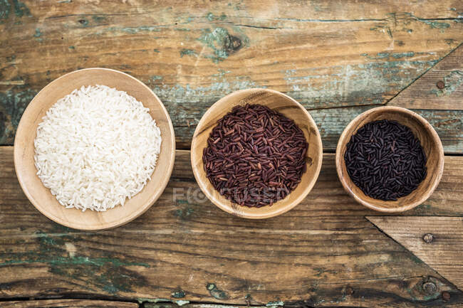 RIce, red rice, black rice in bowls, from above — Stock Photo