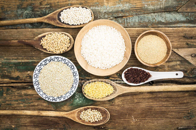 Cereal mix: red rice, barley, amaranth, quinoa, rice, bulgur and buckwheat — Stock Photo