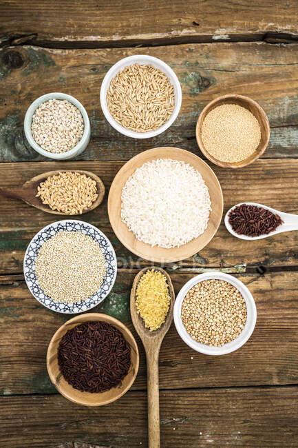 Mélange de céréales : riz rouge, orge, amarante, quinoa, riz, bulgur, épeautre, avoine et sarrasin — Photo de stock