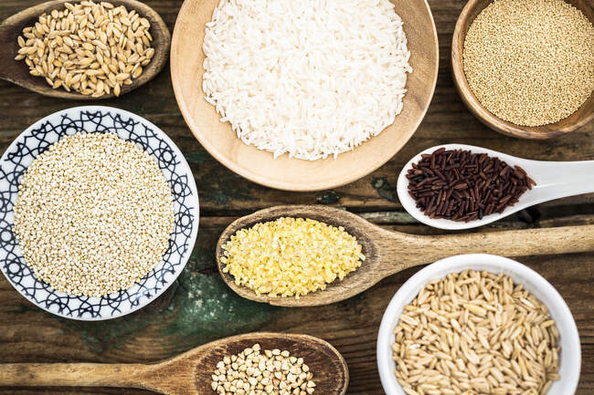 Cereal mix: red rice, barley, amaranth, quinoa, rice, bulgur, spelt and buckwheat — Stock Photo
