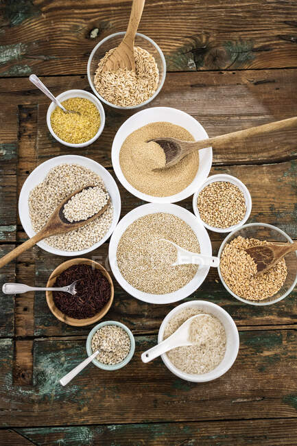 Cereal mix: red rice, barley, amaranth, quinoa, rice, bulgur, spelt, oats and buckwheat — Stock Photo